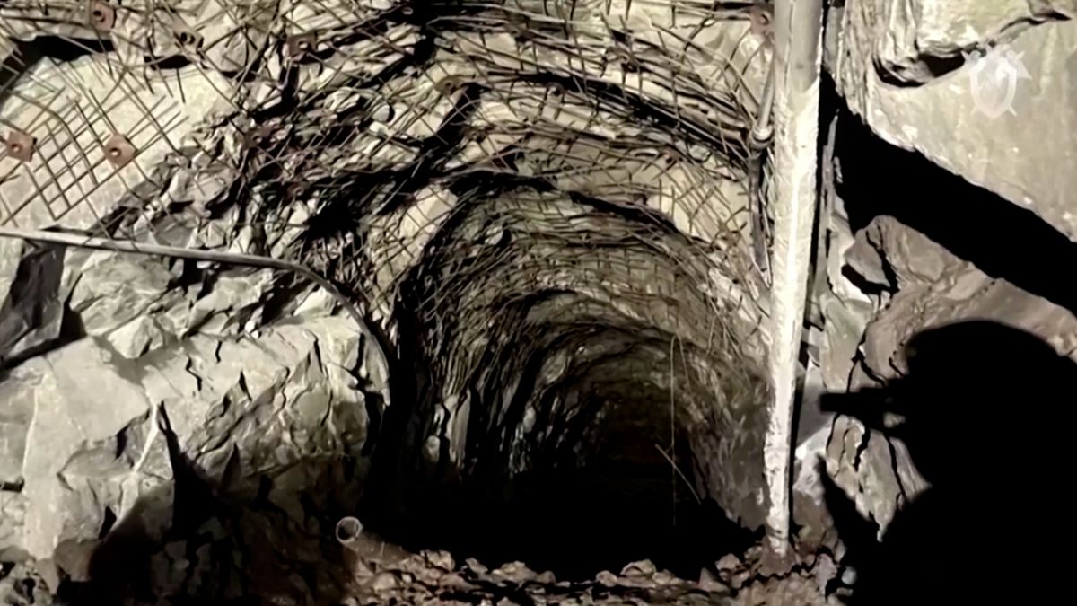 V ruském zlatém dole zůstalo uvězněno 13 horníků