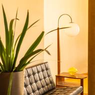 Podlahová lampa kombinovaná se stolkem je praktickým kouskem ke křeslu na čtení.