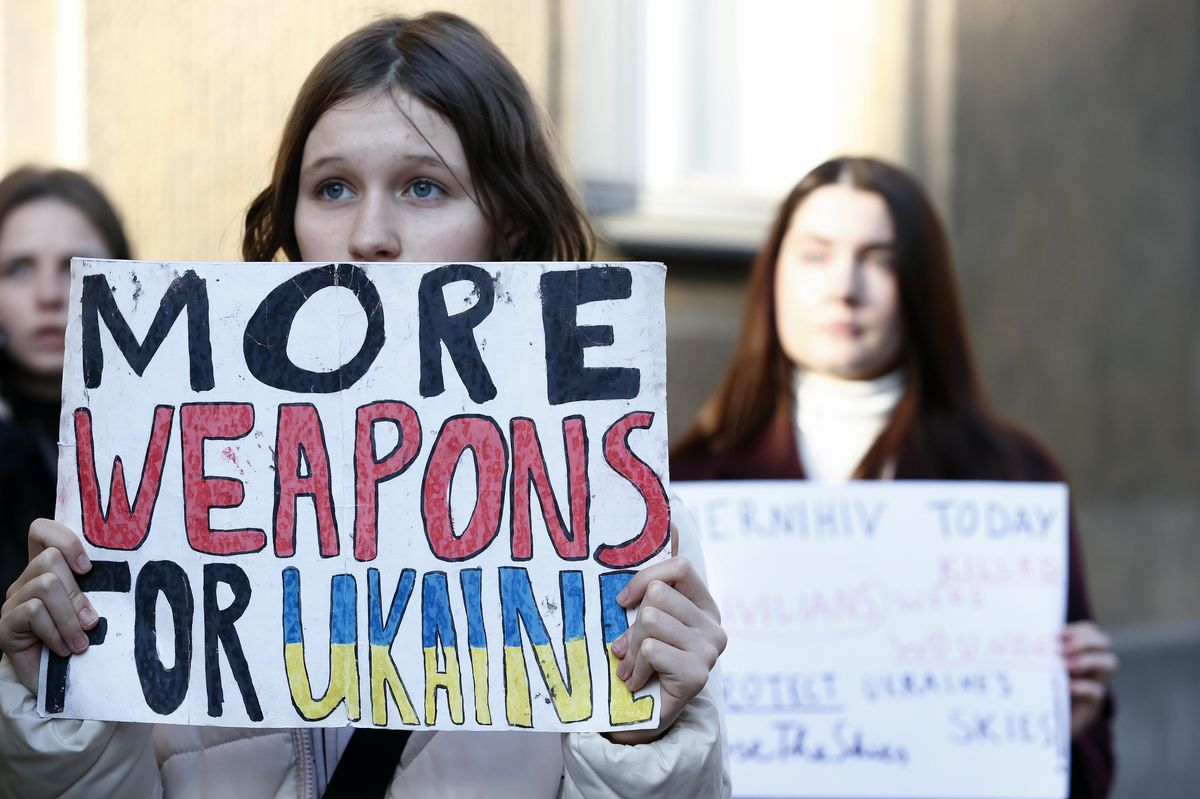 Foto: Ukrajinci demonstrovali před americkou ambasádou kvůli nedostatečné zbraňové pomoci