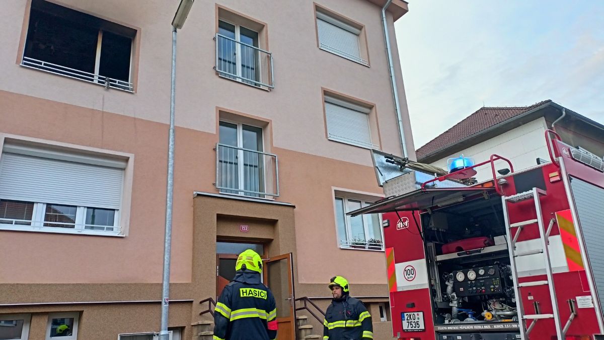 V bytě na Sokolovsku hořelo, muž utekl na balkon