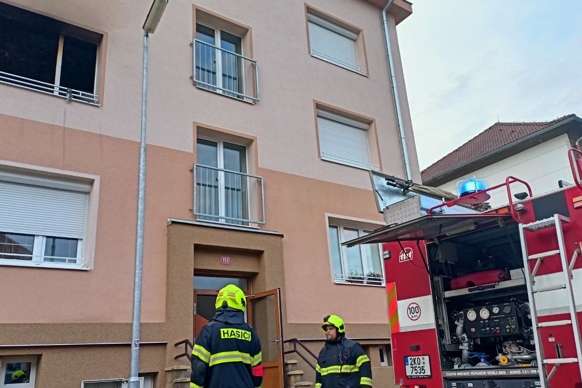 V bytě na Sokolovsku hořelo, muž utekl na balkon