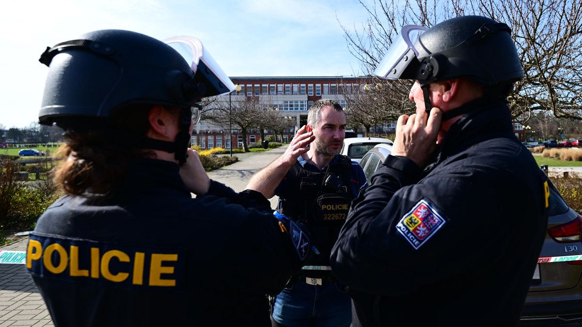 Najednou do třídy vtrhli těžkooděnci. Po dramatické evakuaci se na hradecké univerzitě opět učí