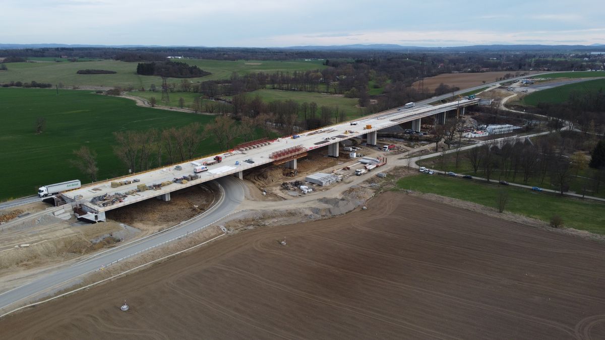 Stavba první PPP dálnice v ČR: Na D4 se dokončují mosty, hotovo má být ještě letos