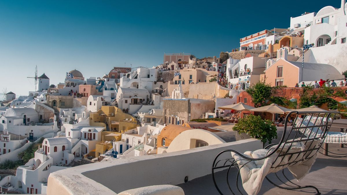 Nejdřív měli na Santorini s turisty problém, teď kvůli zemětřesení doufají v jejich návrat