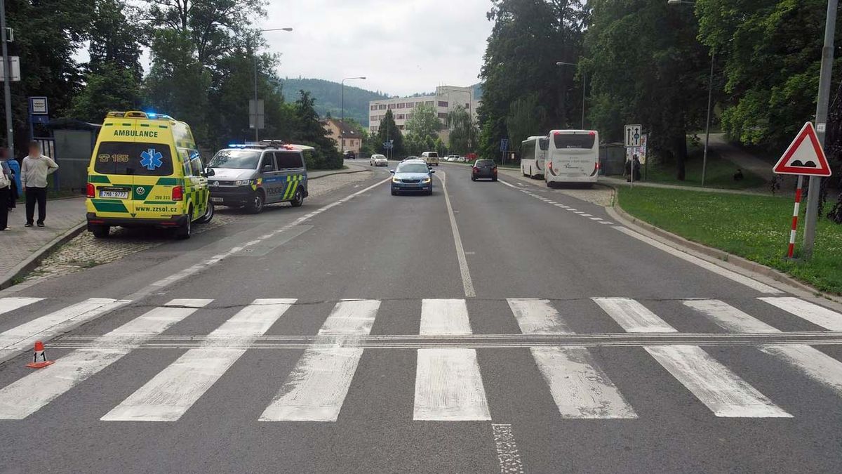 Dvanáctiletá dívka v Šumperku vběhla pod auto