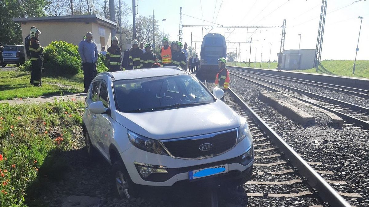 Řidič na Kolínsku špatně zabrzdil auto. To sjelo na koleje a zastavilo vlaky na koridoru