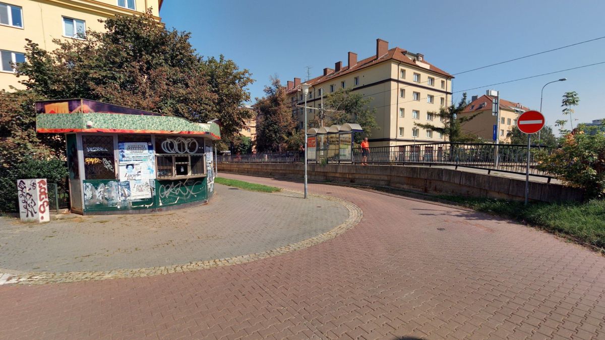 Drsně zkopaná matka na zastávce v Brně: Policie dopadla dvojici z videa
