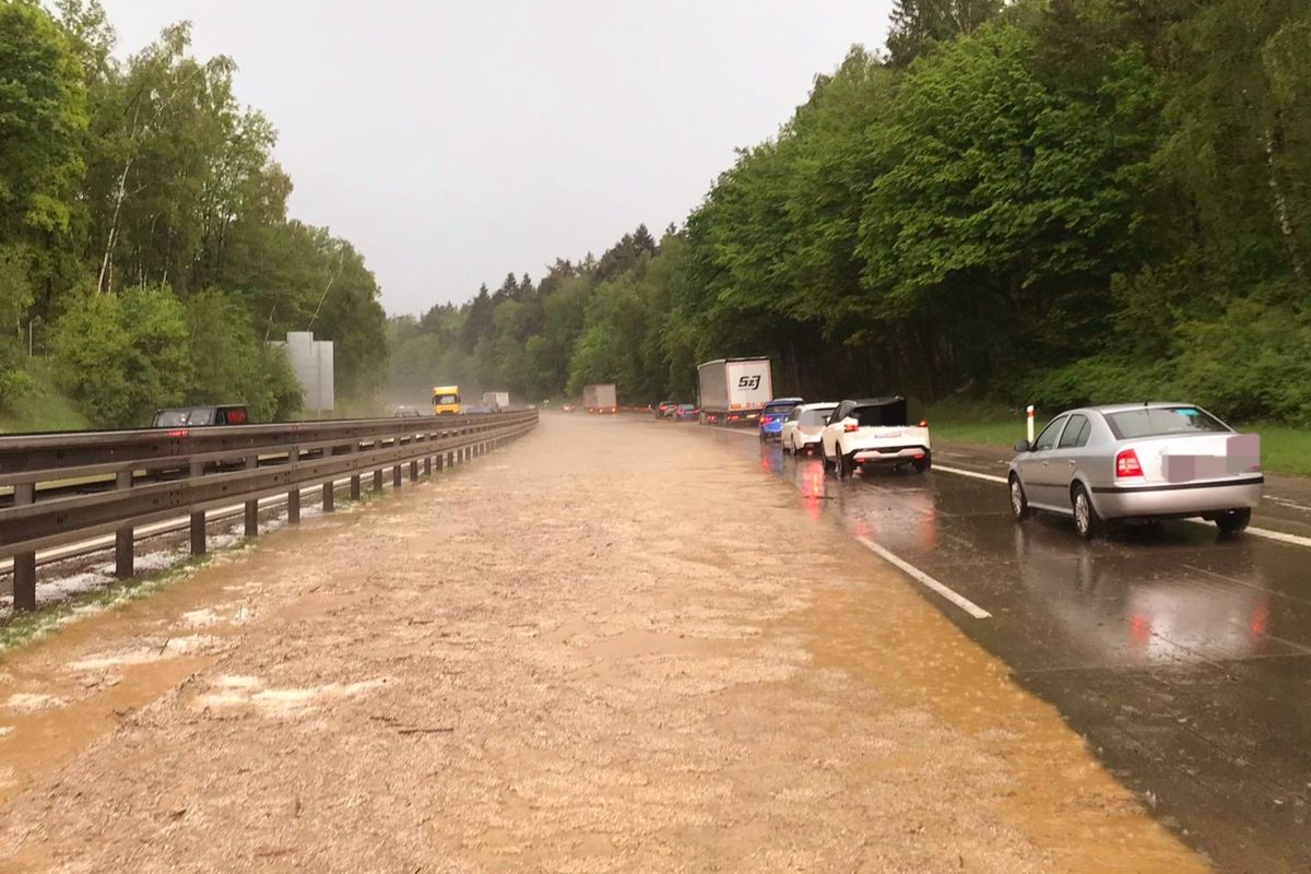 Voda zaplavila část dálnice D1