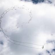 Ukázku ladnosti předvedl kluzák Schleicher ASK 21 řízený zkušeným pilotem Romanem Šlapáčkem. Doprovodem mu byla živá hudba od saxofonistky KJ Sax