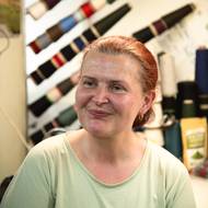 Regina Kinská pracuje v Schindlerově pletárně u přes 20 let. Kontroluje kvalitu svetrů a opravuje případné chyby, které se během výroby naskytnou