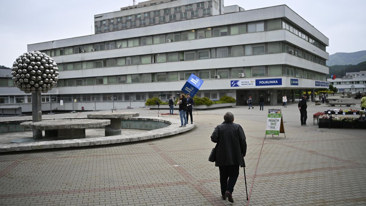 Nemocnice, kde leží Fico, je nejstřeženějším místem na Slovensku