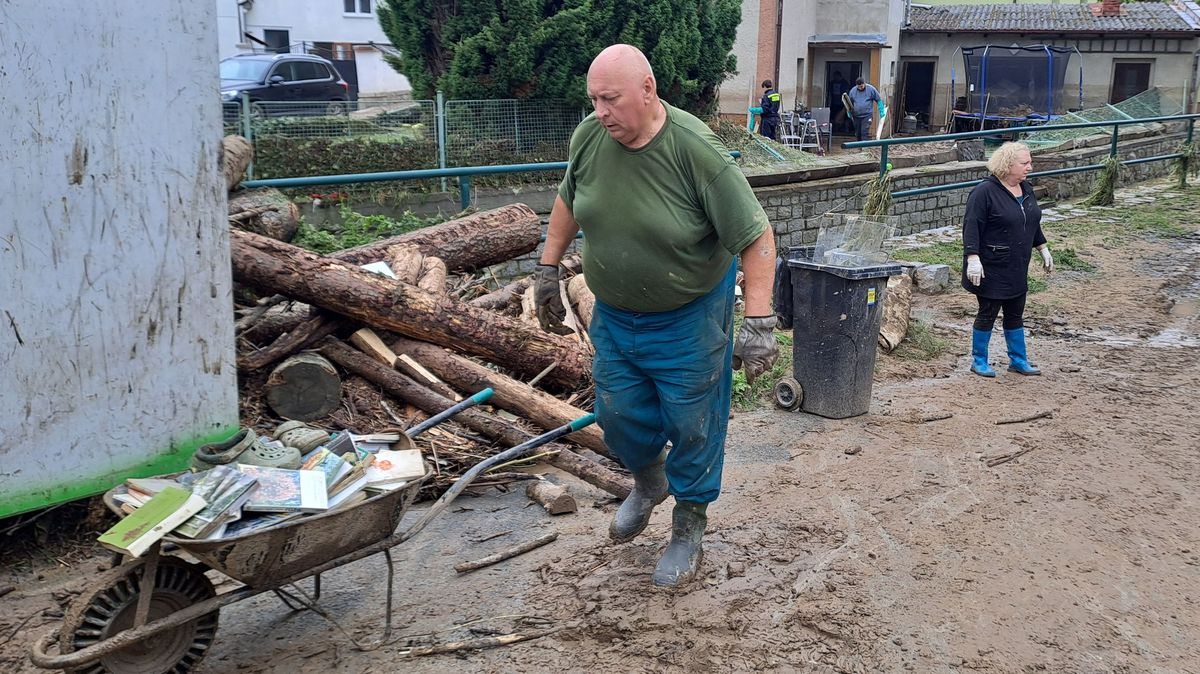 Doma měli víc než metr vody. Škody po bleskové povodni na Plzeňsku jdou do milionů