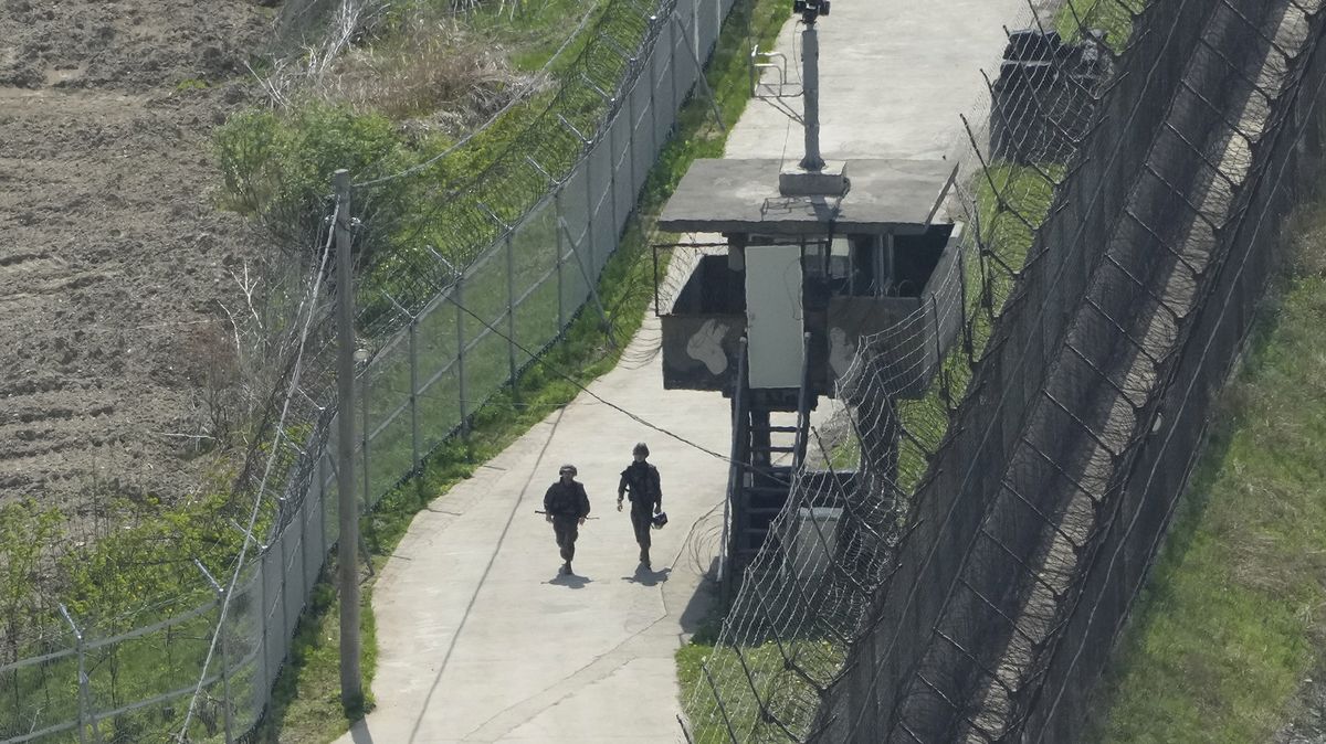 Vojáci KLDR překročili hranici s Jižní Koreou. Po varovných výstřelech utekli zpět