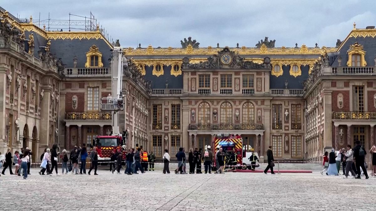 Na zámku ve Versailles hořela střecha