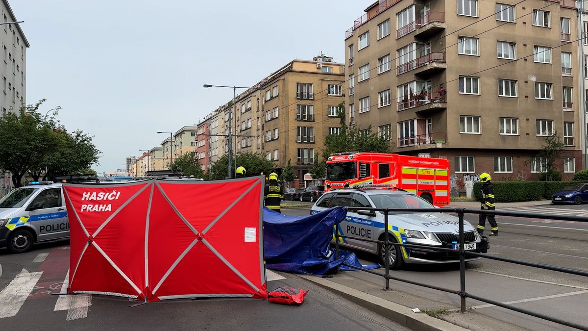 Chodec nepřežil střet s náklaďákem v Praze