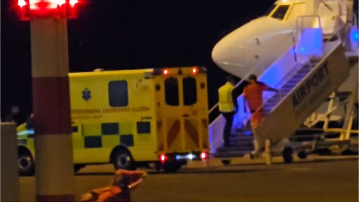 Dramatické chvíle na palubě letadla z Turecka, sanitka přijela pro cestující na budějovickou ranvej