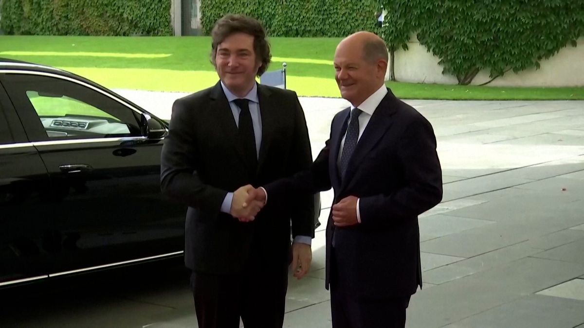 Do Česka přijíždí argentinský prezident Milei. V Německu na něj čekal Scholz i demonstranti