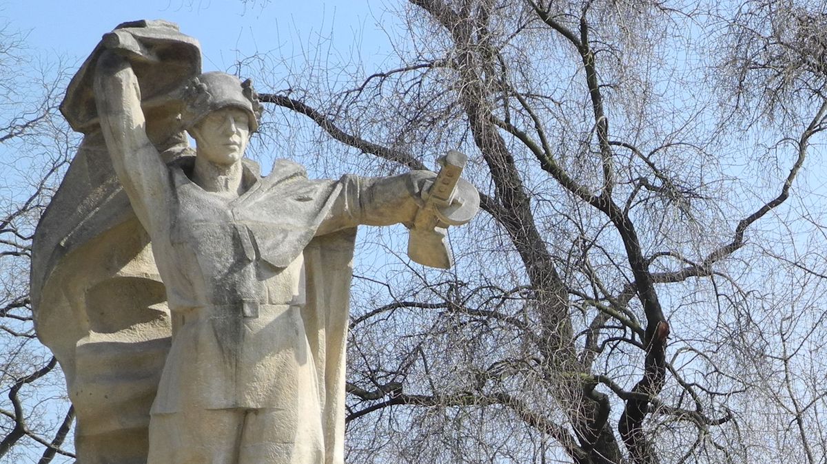 Litoměřický rudoarmějec zmizí z parku. Uklidí ho do kasáren
