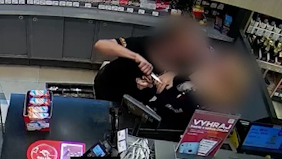 Zdrogovaný muž útočil nožem na prodavačku na benzince. Chytili ho v centru Brna