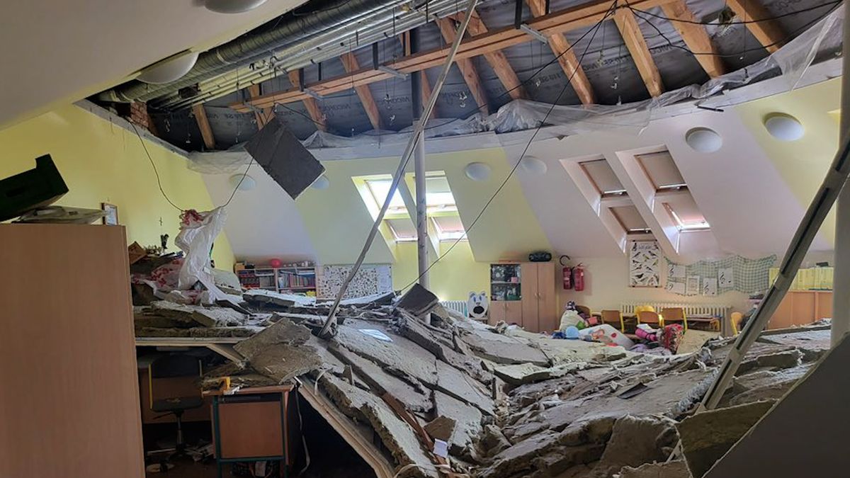 Pád stropu v pražské škole: Zachránila všechny děti, ocenil duchapřítomnou učitelku ředitel