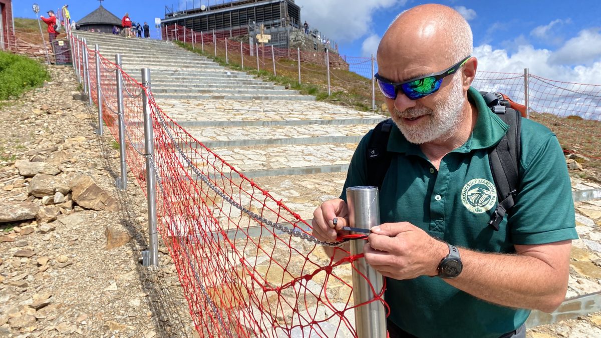 Dobytčí oplůtky pro lidi. Sněžka je obehnaná nevkusnou výraznou červenou barvou