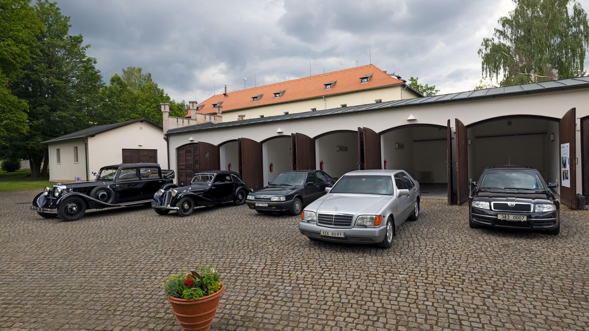 Na zámku v Lánech vystavují prezidentské limuzíny, nechybí ani Masarykova tatra