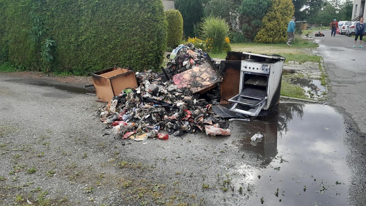 V domě na Šumpersku hořel byt s naskladněnými odpadky