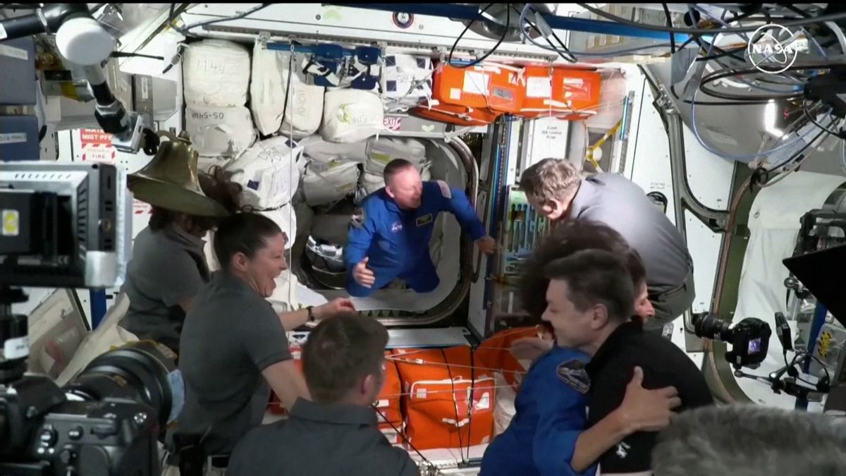 Astronauti ze Starlineru neznají datum návratu. Na ISS navíc nevyšel pondělní výstup ven