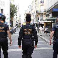 Velitel městské policie v Paříži Laurent Nunez oznámil na tiskové konferenci, že během olympijských her se bude každý den v ulicích pohybovat okolo 30 tisíc policistů, při zahajovacím ceremoniálu jich bude dokonce 45 tisíc. Záda jim bude krýt také armáda s 18 tisíci vojáky, kteří budou též vypomáhat.