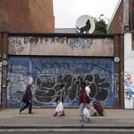 Umělec Banksy vytvořil v Londýně během týdne sedm děl.