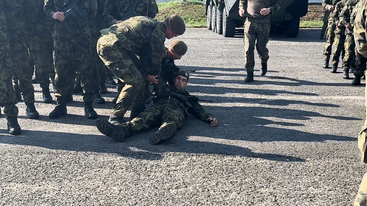 Středoškoláci v Žatci zakončili vojenský výcvik přísahou, tři z nich při nástupu zkolabovali