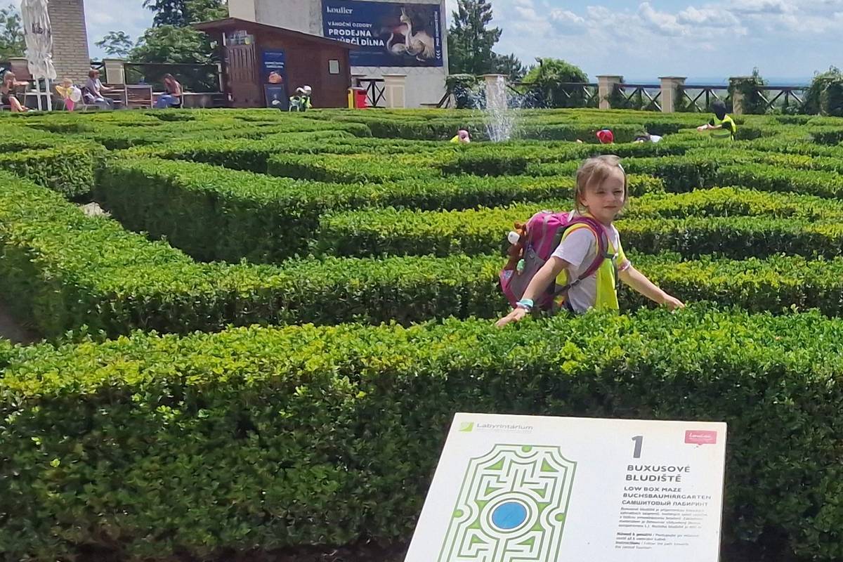 Lidé přijíždějí na Loučeň kvůli zámku, historii, ale i zámeckým labyrintům.