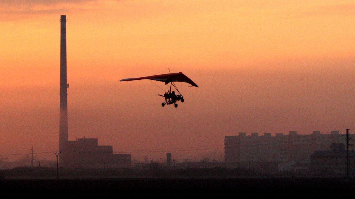 Pilot zahynul při pádu motorového rogala na Žďársku