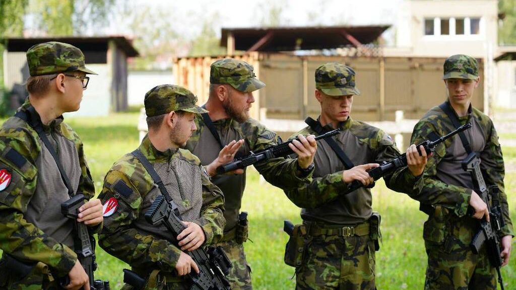 Studenti vymění pohodlí za maskáče. Armáda jim za to zaplatí 40 tisíc