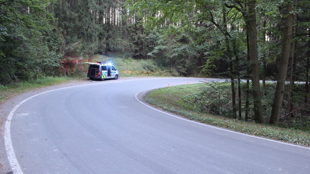 Řidič ve Slezsku vjel do protisměru cyklistovi, který spadl. Zraněnému nepomohl a ujel