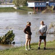 Lidé u řeky Odry na Česko-polské hranici ve Starém Bohumíně