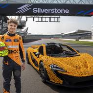 McLaren P1 v životní velikosti vyzkoušel na okruhu Silverstone závodník Lando Norris.