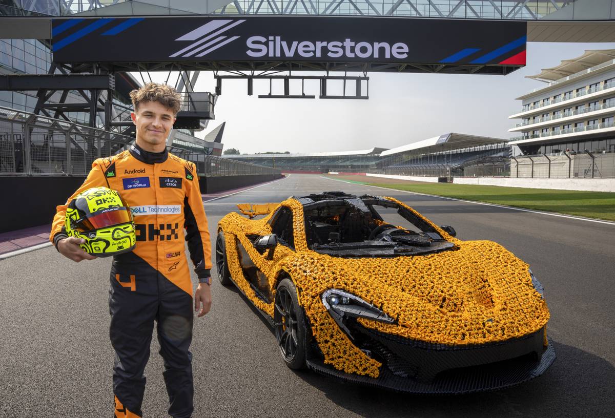 McLaren P1 v životní velikosti vyzkoušel na okruhu Silverstone závodník Lando Norris.