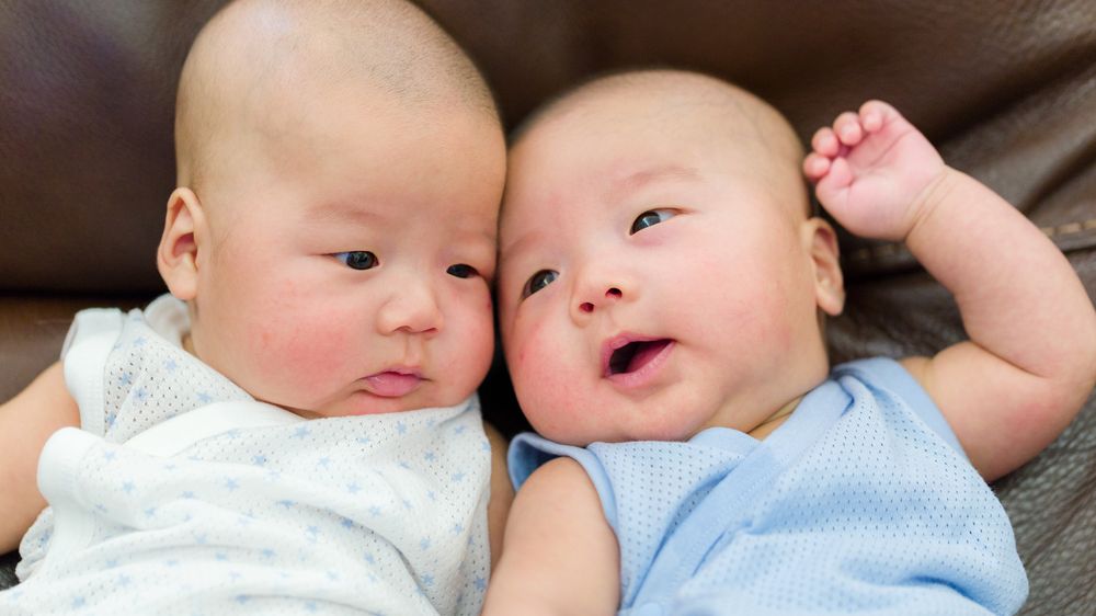 Muž po porodu zjistil, že je otcem pouze jednoho z dvojčat