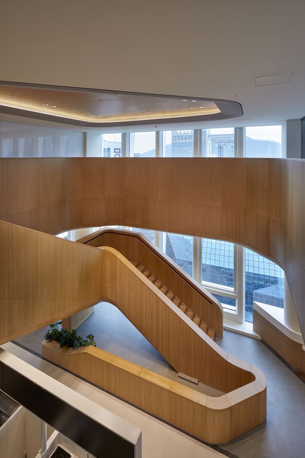 Architekti v interiéru vytvořili dvou a třípodlažní lobby, které slouží jako přirozené komunikační uzly.