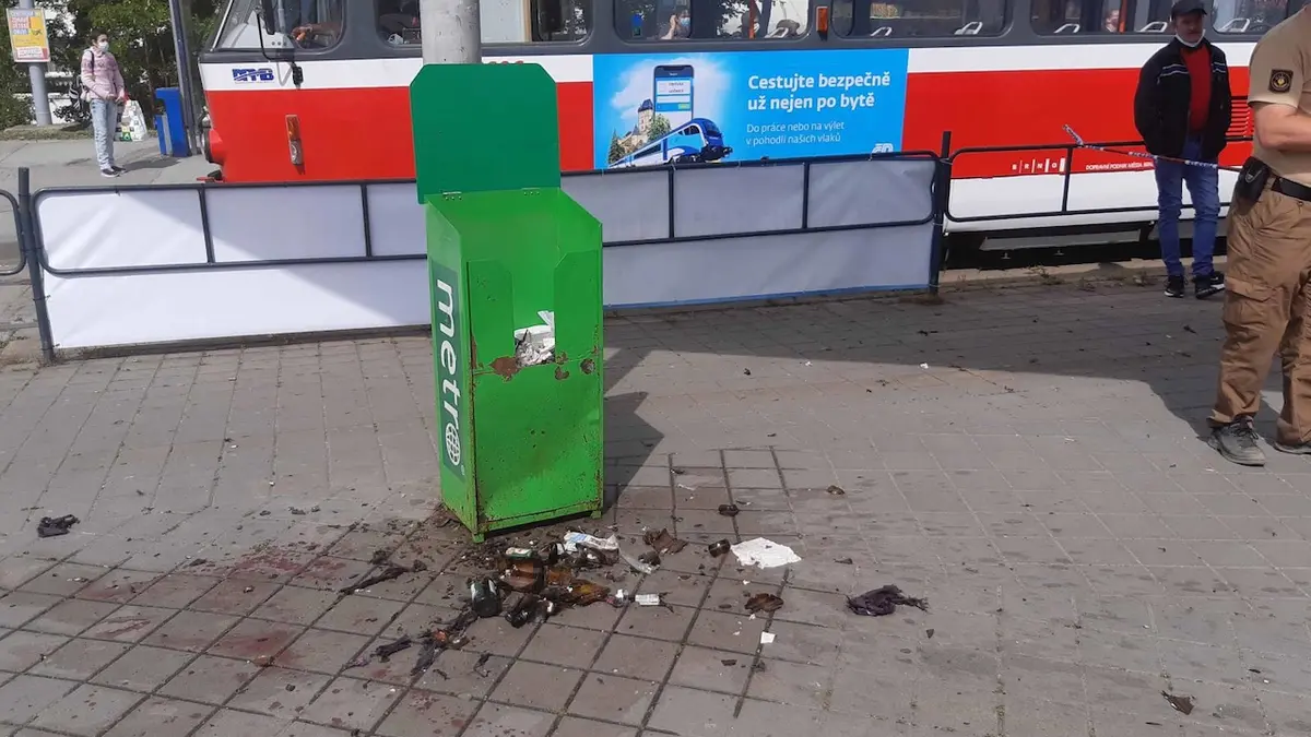 Následky výbuchu na zastávce v Brně