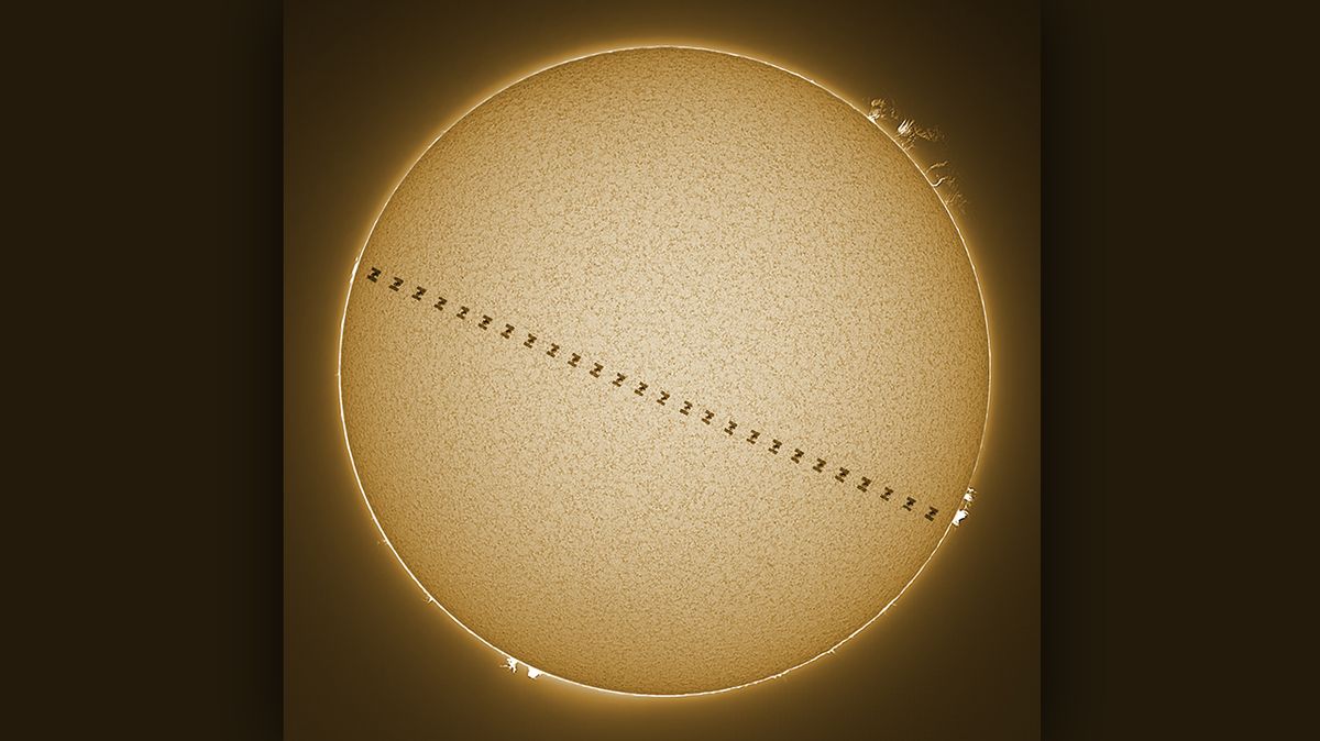 Přelet ISS přes Slunce. Snímek byl pořízen letos 22. dubna cca 5 km od Kolína.