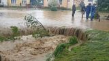 Obyvatele Holostřev překvapila povodňová vlna, na návsi měli metr vody 