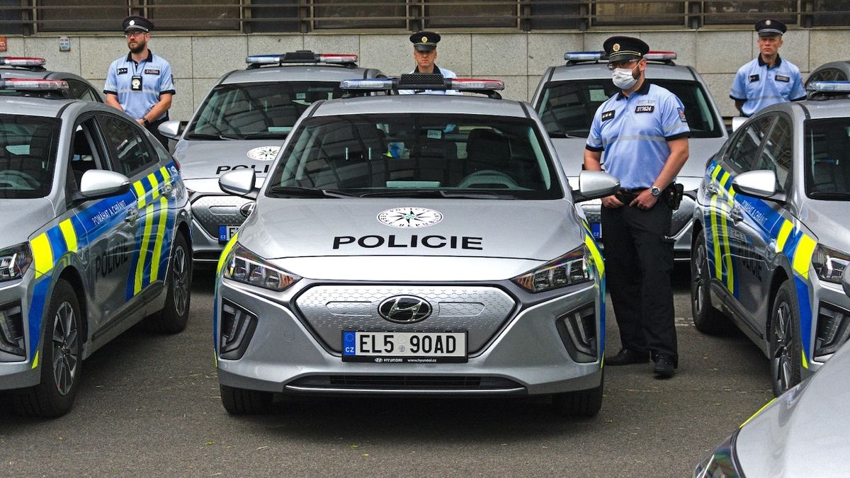 Policie převzala 20 nových elektromobilů Hyundai Ioniq.