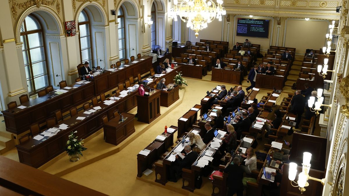 Poslanci projednají zákony o volbách a distanční výuce ve stavu legislativní nouze