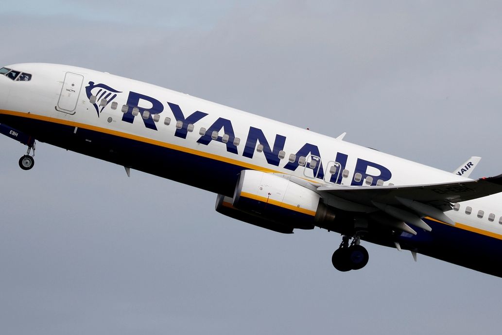 Ryanair při vzletu letiště v britském Manchesteru