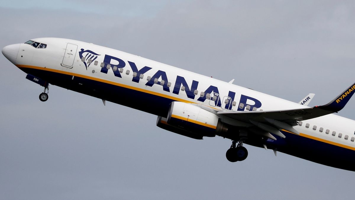 Ryanair při vzletu z letiště v britském Manchesteru