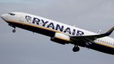 Ryanair škrtá deset spojení s Prahou