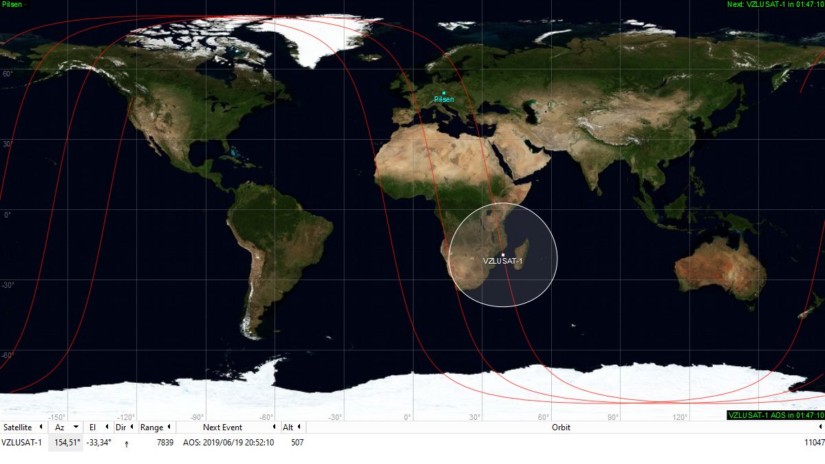 Trajektorie satelitu VZLUSAT-1 dne 16. června 2019 ve večerních hodinách vedoucí nad oblastmi s vysokou intenzitou infračerveného záření.