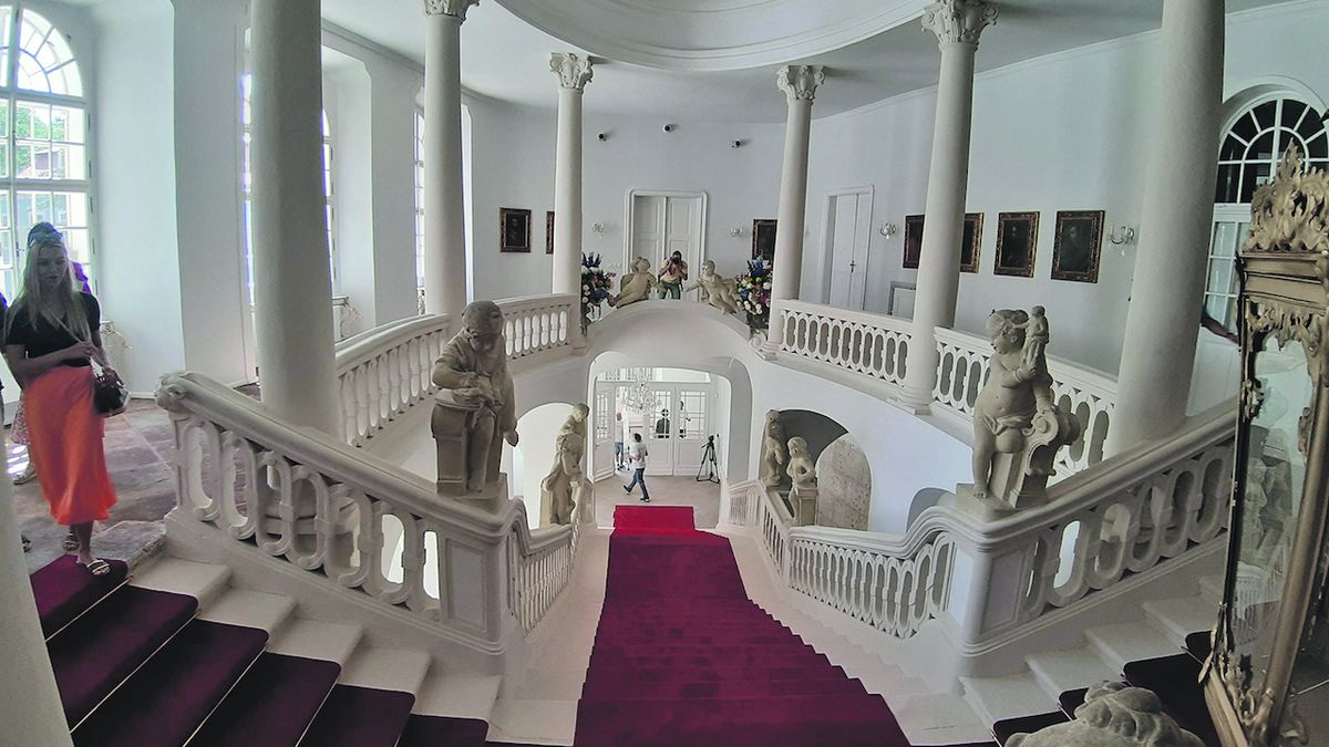 Interiéry zámku v Peruci na Lounsku.